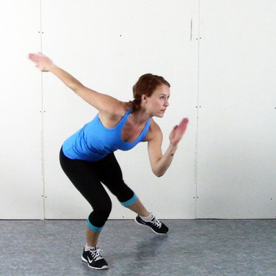 Sải bước: Bắt đầu thực hiện các bước lớn theo đường chéo về phía trước, bắt đầu từ chân trái của bạn. Hãy uốn cong đầu gối của bạn ở một góc 45 độ trong khi đưa khuỷu tay phải về phía đầu gối trái. Xoay cánh tay trái thẳng ra sau. Giữ nguyên tư thế trong vài giây. Lặp lại tương tự với chân phải, 25 lần mỗi bên.