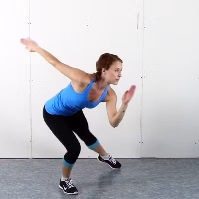 Sải bước: Bắt đầu thực hiện các bước lớn theo đường chéo về phía trước, bắt đầu từ chân trái của bạn. Hãy uốn cong đầu gối của bạn ở một góc 45 độ trong khi đưa khuỷu tay phải về phía đầu gối trái. Xoay cánh tay trái thẳng ra sau. Giữ nguyên tư thế trong vài giây. Lặp lại tương tự với chân phải, 25 lần mỗi bên.