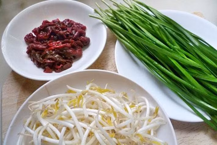 2. Thịt bò xào giá đỗ và lá hẹ giúp tăng cường sinh lý nam giới. Nguyên liệu: 250g giá đỗ, 50g thịt bò, 1 nắm lá hẹ.