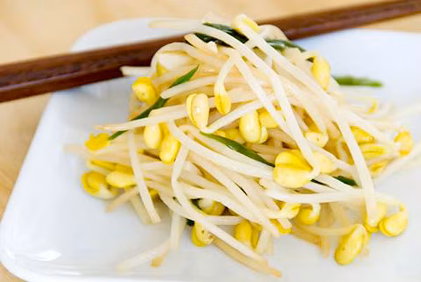 3. Chữa yếu sinh lý bằng sò huyết và giá đỗ: Nguyên liệu: Giá đỗ 300g, sò huyết 300g. Cách làm: Đem rửa sạch giá đỗ, sò huyết nướng chín rồi mang ăn chung với giá đỗ. Nên ăn khi còn nóng và ăn liên tục trong vòng 10 -15 ngày để có kết quả như ý muốn.