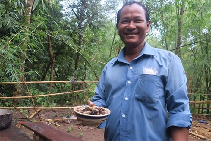 Cách chế biến khá đơn giản. Nếu không mang theo xoong nồi thì xâu từng con lại trong xiên tre rồi nướng trên than củi. Còn không, thì rang nhện bằng nước mắm hoặc muối cho đậm đà. Nhện rừng ăn vào vừa bùi vừa béo, có chút tơ nhện rất đặc trưng.