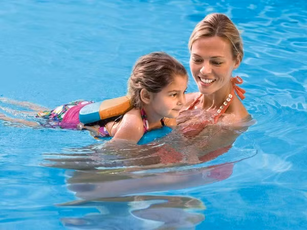 Cho trẻ đi bơi cần lưu ý: Trước khi xuất phát, bố mẹ cần kiểm tra và chuẩn bị đầy đủ các loại vật dụng cần thiết cho trẻ như: Mũ bơi, kính bơi, khăn bông, quần áo bơi, phao bơi (với trẻ chưa biết bơi) và đặc biệt không quên kem chống nắng (chọn loại phù hợp dành cho trẻ nhỏ)...