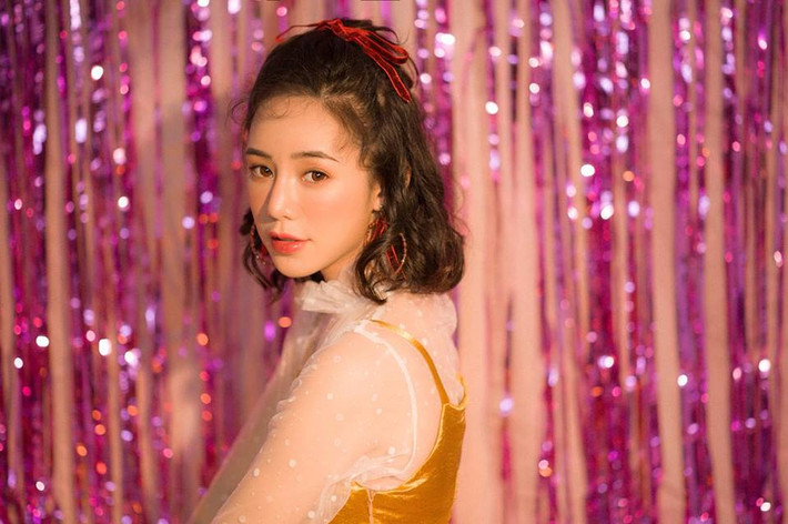 Uống mật ong và chanh giúp kích thích hệ tiêu hóa, rạch đường ruột và có rất nhiều tác dụng cho da như: kháng khuẩn, hỗ trợ khả năng phục hồi và tạo collagen cải thiện làn da. Đây là một phương pháp làm đẹp đơn giản mà cô duy trì từ nhiều năm nay. Theo cô, nó có tác động kép vừa đẹp da vừa giữ dáng tốt.