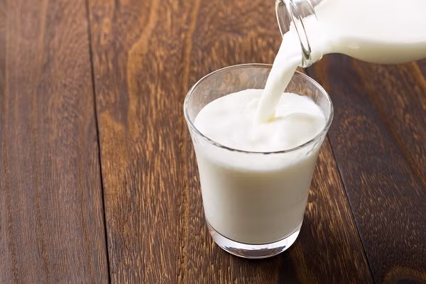 Sữa: Trong sữa có nhiều protein, canxi và những nguyên tố cần thiết cho não. Muốn bổ sung canxi nhanh và hiệu quả, bạn chỉ cần uống sữa mỗi ngày.