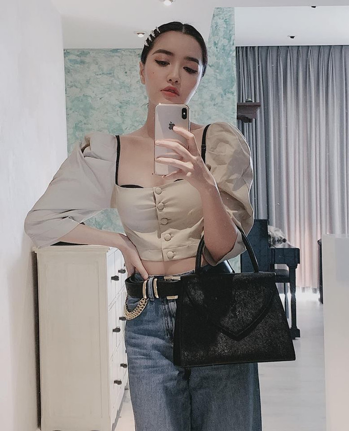 Xếp vào danh sách những mỹ nhân có vòng 1 khiêm tốn thế nhưng giọng ca sinh năm 1989 không ngại phô yếu điểm này.