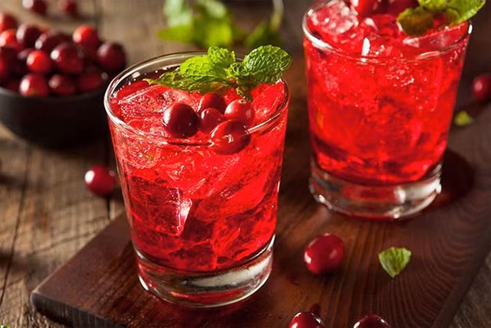 Nước ép nam việt quất rất tốt cho bệnh nhiễm trùng đường tiểu (UTI). Món đồ uống giúp lọc thận sạch tự nhiên này có tác dụng làm sạch oxalat, canxi dư thừa góp phần ngăn ngừa hình thành sỏi thận. Do vậy, hãy uống nước ép nam việt quất để thanh lọc giải độc thận.