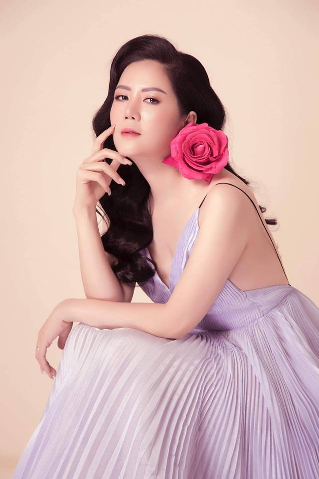 Dù đã 41 tuổi nhưng Đinh Hiền Anh vẫn giữ được nét trẻ trung và xuân sắc. Cô diện váy hai dây hở lưng vô cùng sexy.