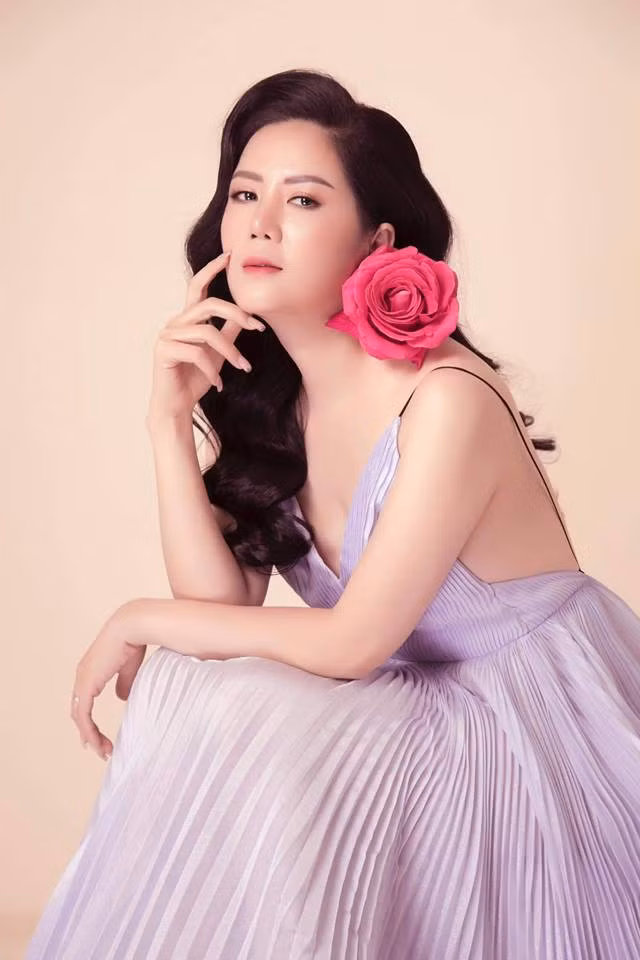 Dù đã 41 tuổi nhưng Đinh Hiền Anh vẫn giữ được nét trẻ trung và xuân sắc. Cô diện váy hai dây hở lưng vô cùng sexy.