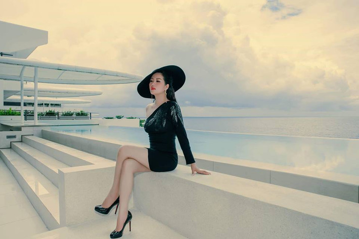 Nữ ca sĩ diện váy lệch vai phối với mũ vành rộng trông hết sức sang chảnh.