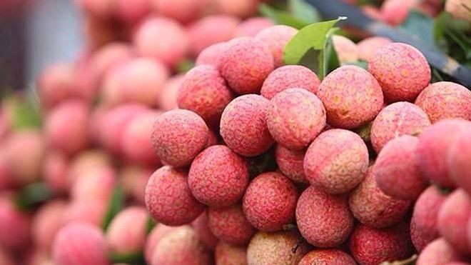 Chuẩn bị: Bóc 3-4 quả vải, bỏ hột; 1 viên nang vitamin E