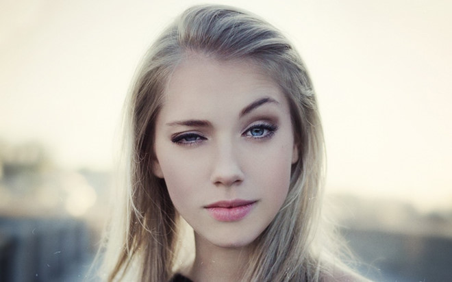 Nháy mắt nhiều gấp đôi đàn ông: Nháy mắt có tác dụng tránh khô mắt và bảo vệ mắt trước sự xâm nhập của những vật lạ. Tuy nhiên, phụ nữ nháy mắt nhiều gấp đôi đàn ông do có nồng độ hormone estrogen cao hơn. Đây là hormone có tác dụng kích thích quá trình sản sinh chất bôi trơn trong cơ thể, trong đó có mắt.