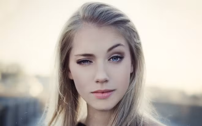 Nháy mắt nhiều gấp đôi đàn ông: Nháy mắt có tác dụng tránh khô mắt và bảo vệ mắt trước sự xâm nhập của những vật lạ. Tuy nhiên, phụ nữ nháy mắt nhiều gấp đôi đàn ông do có nồng độ hormone estrogen cao hơn. Đây là hormone có tác dụng kích thích quá trình sản sinh chất bôi trơn trong cơ thể, trong đó có mắt.