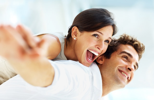 Phụ nữ ăn nói lưu loát hơn: Phụ nữ có vùng trán và thái dương lớn hơn của vỏ não, một vùng não được cho là có ảnh hưởng đến các kỹ năng ngôn ngữ. Phụ nữ cũng có hàm lượng FOXP2 cao hơn, còn được gọi là protein ngôn ngữ Tiếng vang. Lượng protein tuyệt vời này giúp một người phụ nữ trung bình nói khoảng 20.000 từ mỗi ngày, nhiều hơn 13.000 từ so với người đàn ông trung bình nói.