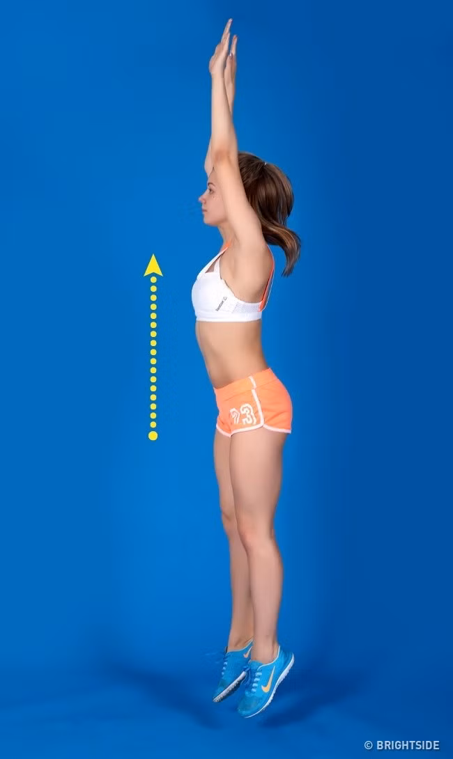 3. Squat bật nhảy: Đứng mở rộng chân, lưng thẳng. Hít vào rồi hạ cơ thể xuống đến khi đùi song song với sàn nhà. Nhảy lên ngay khi thở ra, dùng lực của cả bàn chân. Cố gắng nhảy càng cao càng tốt, giữ chân thẳng hoàn toàn, đùi đóng vai trò như chiếc lò xo. Khi hoàn toàn chạm đất, hạ cơ thể xuống về tư thế squat. Lặp lại động tác 4 lượt, mỗi lượt 12 lần.