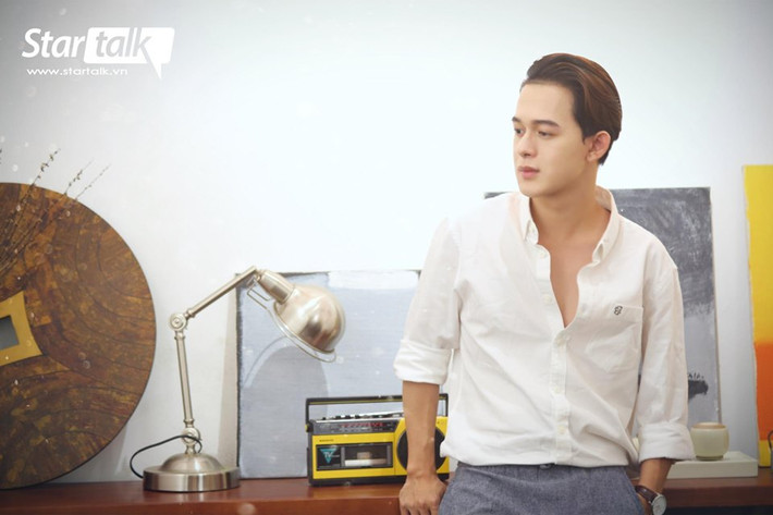 Quang Anh diện sơ mi trắng đầy chất lãng tử.