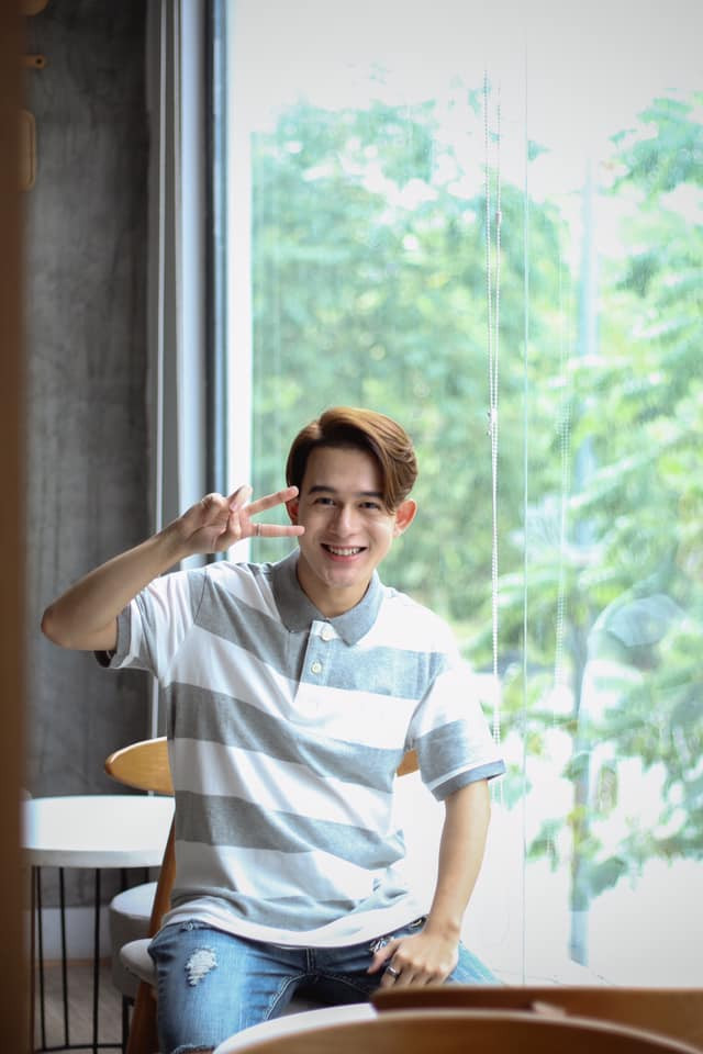 Nam diễn viên tạo dáng nhí nhảnh, đáng yêu.