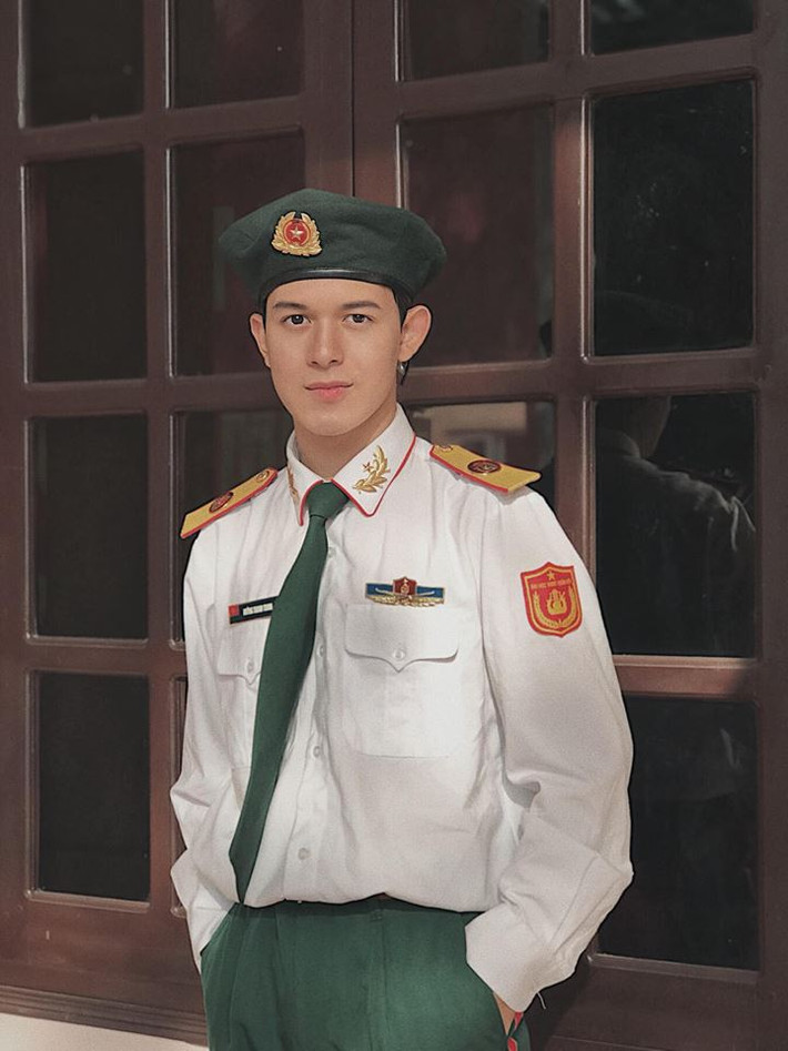 Quang Anh diện thời trang kiểu quân phục cũng khá chất. Ảnh: FBNV.