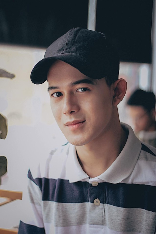 Quang Anh thường mặc áo phông và áo sơ mi trẻ trung khá hợp với lứa tuổi 19 của mình.