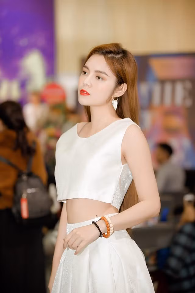 Người đẹp 9X ngoài đời có cách ăn mặc siêu gợi cảm và nữ tính.