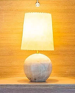 Giấy bóng kính màu đỏ cam phủ lên đèn ngủ: Muỗi sợ ánh sáng đỏ cam. Do đó, đặt giấy bóng kính màu đỏ cam mờ trên bóng đèn có thể tránh được muỗi. Bạn cũng có thể đặt một chiếc đèn nhỏ màu đỏ cam trong phòng ngủ.