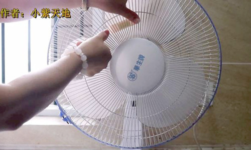 Miếng dán urgo: Vào buổi tối, nếu bạn thích bật quạt khi ngủ, bạn có thể dùng một miếng urgo, sau đó nhỏ vài giọt dầu gió rồi dán lên quạt. Khi quạt khởi động, gió thổi ra không chỉ làm mát với dầu gió mà còn đuổi muỗi hiệu quả.