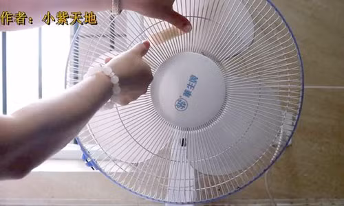 Miếng dán urgo: Vào buổi tối, nếu bạn thích bật quạt khi ngủ, bạn có thể dùng một miếng urgo, sau đó nhỏ vài giọt dầu gió rồi dán lên quạt. Khi quạt khởi động, gió thổi ra không chỉ làm mát với dầu gió mà còn đuổi muỗi hiệu quả.