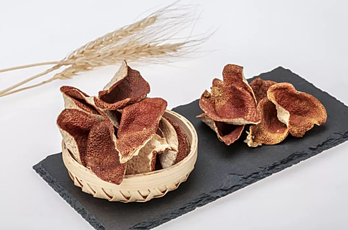 Việc đốt vỏ cam khô sẽ giải phóng mùi, tương tự như nhanh, có thể xua đuổi muỗi hiệu quả. Ngoài ra, đốt một chút trà khô cũng có tác dụng tương tự.