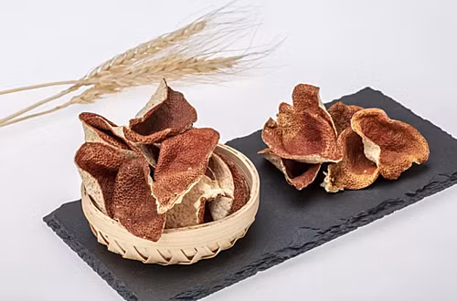 Việc đốt vỏ cam khô sẽ giải phóng mùi, tương tự như nhanh, có thể xua đuổi muỗi hiệu quả. Ngoài ra, đốt một chút trà khô cũng có tác dụng tương tự.