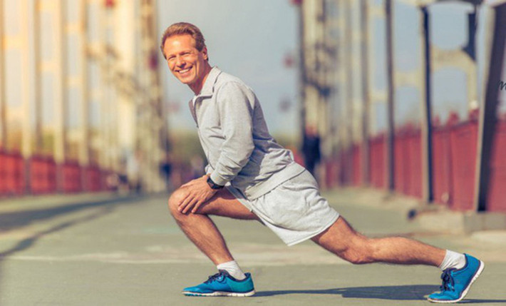 Khả năng chơi thể thao suy giảm rõ ràng: Khi nam giới bước vào tuổi trung niên, khoảng 50 tuổi, khả năng chơi thể thao sẽ bị suy yếu đáng kể. Chỉ cần thực hiện một bài tập nhỏ cũng sẽ làm tăng nhịp tim và mất nhiều thời gian để nghỉ ngơi trước khi có thể trở lại trạng thái bình thường.