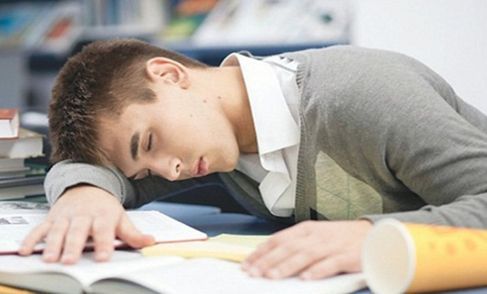 Không thể thức khuya, buồn ngủ sớm: Bạn sẽ cảm thấy mệt mỏi rã rời khi thức khuya hoặc đang thức thì cơn buồn ngủ ập đến khiến bạn không thể gắng gượng được. Đây chính là thời gian bạn bước vào giai đoạn lão hóa tăng tốc, cần sớm tập trung chú ý rèn luyện sức khỏe.