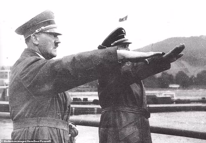 Hitler cũng nói với mọi người rằng, y cùng vợ Braun quyết định sẽ tự sát để không phải hứng chịu cảm giác nhục nhã do thất bại và đầu hàng. Trùm phát xít cũng ra lệnh cho cấp dưới đốt thi thể của 2 vợ chồng ngay sau khi chết.