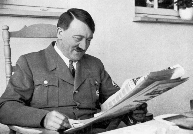 Hitler sang Đức với mong muốn trở thành họa sĩ. Thế nhưng, 2 lần đăng ký vào học tại Học viện Vienna, Hitler đều bị từ chối. Để có tiền trang trải cuộc sống, trùm phát xít bán bưu thiếp và vẽ tranh nhưng không có mấy người mua.
