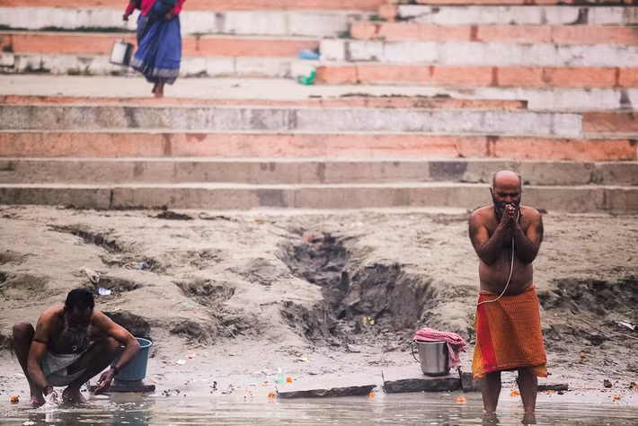 Không những vậy, sông Hằng cũng là nơi người dân tắm gội, tẩy trần ngay cả khi thời tiết khoảng 10 độ C.