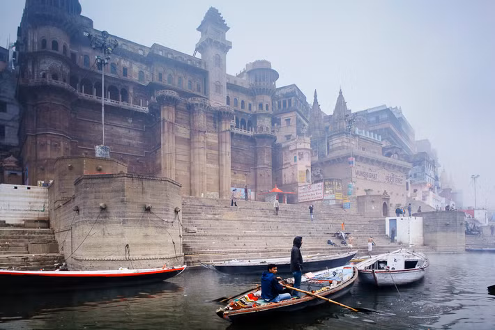 Nhiều hoạt động sinh hoạt của người dân Ấn Độ gắn liền với dòng sông Hằng linh thiêng.