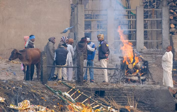 Trong đó, Manikarnika Ghat ở thành phố Varanasi là nơi duy nhất có thể hỏa táng cả ngày.