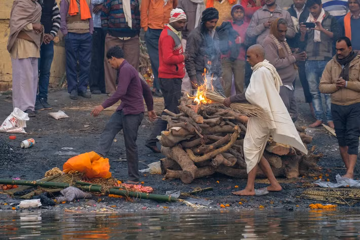 Hầu như ngày nào lửa cũng rực cháy từ sáng cho đến tối do thi thể người chết được chuyển từ nhiều nơi trên khắp Ấn Độ để hỏa táng.
