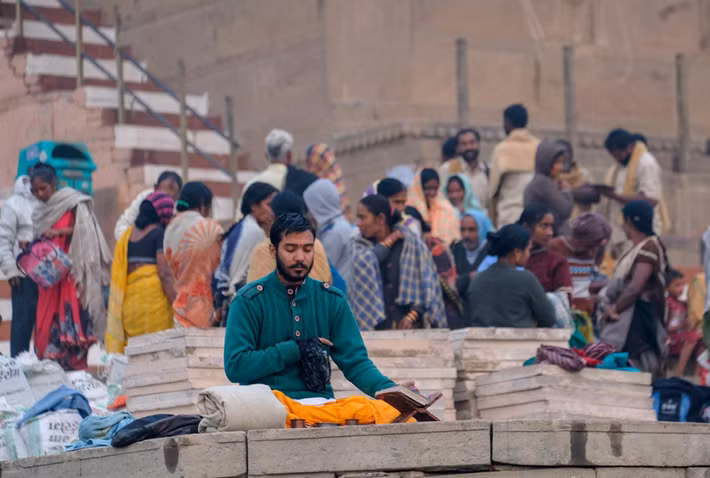 Cụ thể, vào mỗi buổi sáng sớm, người Hindu ra sông Hằng cầu nguyện và đón bình minh.