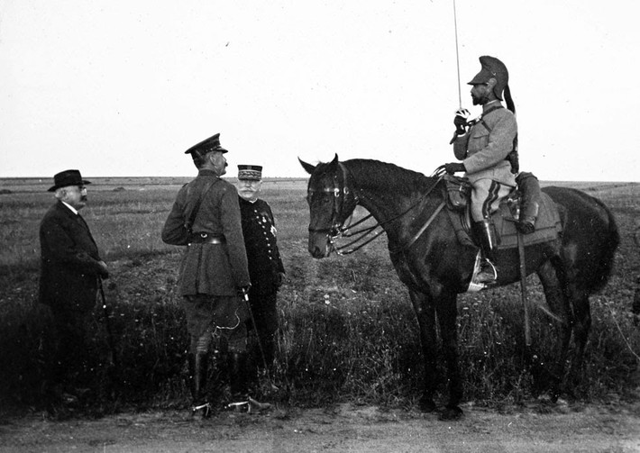 Nguyên soái Anh Horatio Herbert Kitchener (thứ 2 bên trái ảnh) gặp Tướng Pháp Albert Baratier (phải) và Thống chế Pháp Joseph Joffre (thứ 2 bên phải) tại mặt trận Champagne, miền Đông nước Pháp năm 1915.