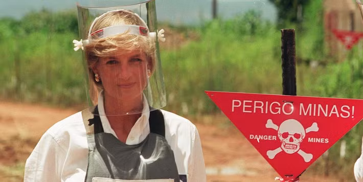  Công nương Diana là một trong những nhân vật nổi tiếng nhất thế giới có sức ảnh hưởng lớn tới công chúng. Khi còn sống, Công nương Diana tham gia nhiều hoạt động vì cộng đồng và được dư luận ủng hộ. Trong số này có chuyến thăm của bà tới châu Phi.