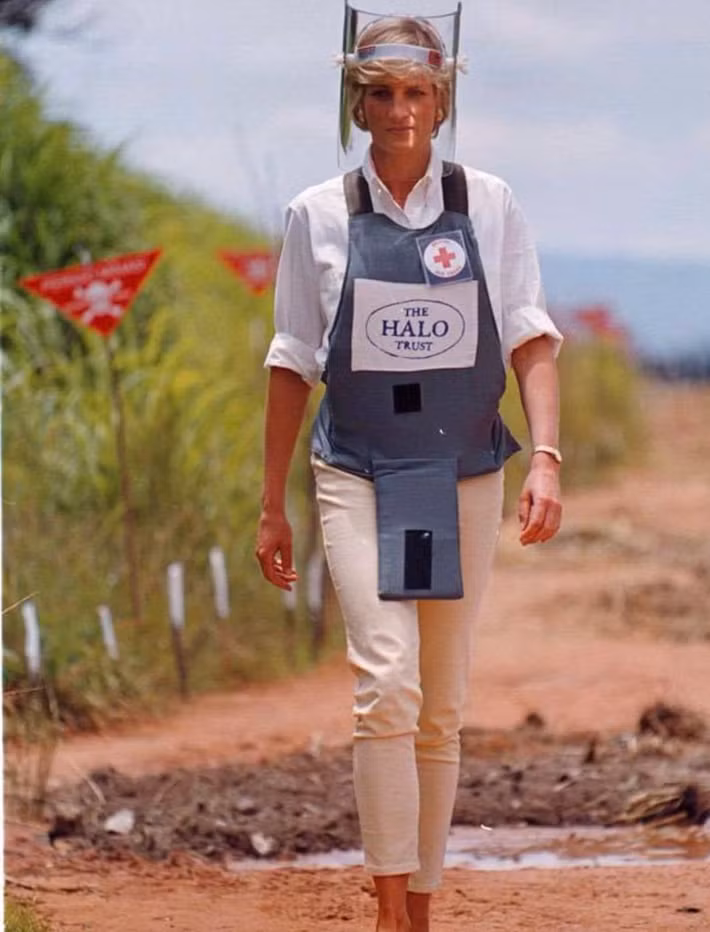 Khu vực này được đánh giá là vô cùng nguy hiểm. Thế nhưng, Công nương Diana dũng cảm tiến bước vào khu vực bãi mìn cùng với các chuyên gia. Công nương Diana có lúc một mình đi qua bãi mìn mà không có bất cứ chuyên gia tháo dỡ bom mìn nào đi bên cạnh.