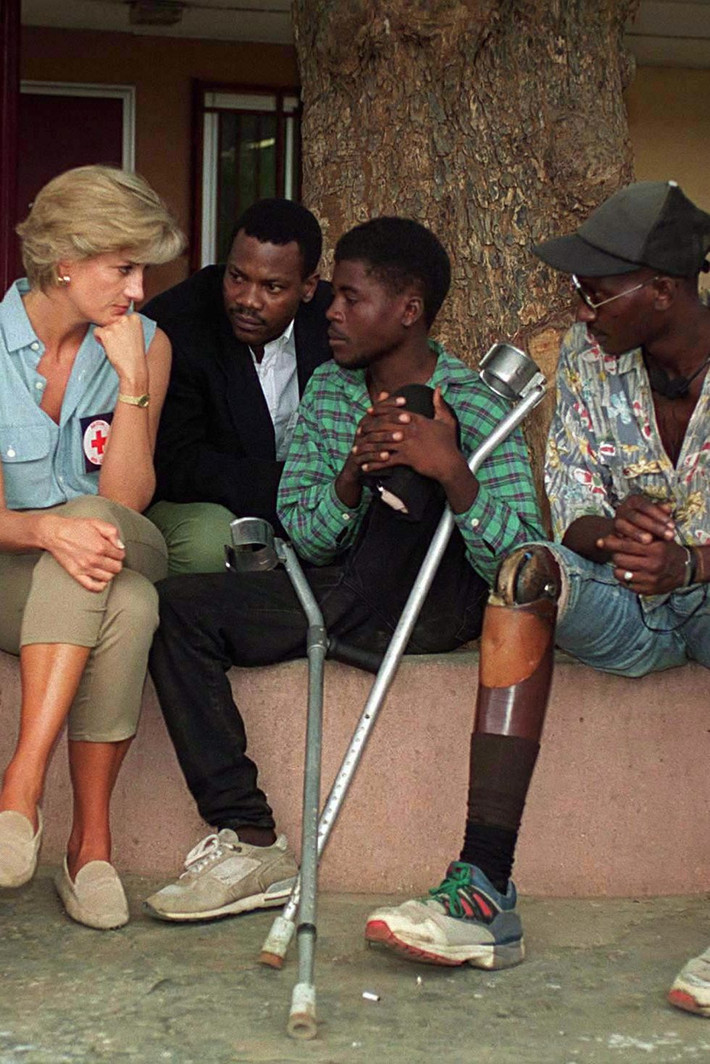 Công nương Diana muốn sử dụng ảnh hưởng của mình để ủng hộ nỗ lực tháo dỡ mìn. Nhờ chuyến thăm Angola trên, vấn đề tháo dỡ bom mìn được cộng đồng quốc tế quan tâm hơn và có những động thái tích cực.