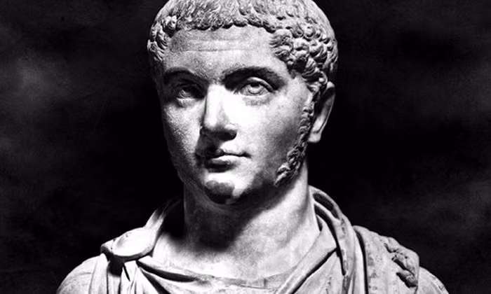 Trị vì từ năm 203 - 222, bạo chúa La Mã Elagabalus hay còn gọi Heliogabalus được đưa lên ngai vàng sau khi mẹ và bà ngoại thực hiện một cuộc chính biến.