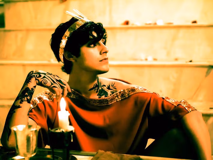 Không những vậy, hoàng đế Elagabalus còn kết hôn với một nữ tu nổi tiếng nhất ở thành Rome thời bấy giờ.