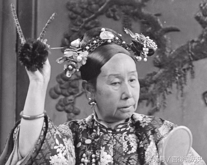 Theo một số sử liệu, một lượng lớn đồ vàng mã như tiền mã, hình nhân, trang sức, quần áo... được làm sống động như thật. Chúng được đốt trong thời gian tổ chức tang lễ nhằm giúp Từ Hi Thái hậu có cuộc sống xa hoa, vương giả ở thế giới bên kia.