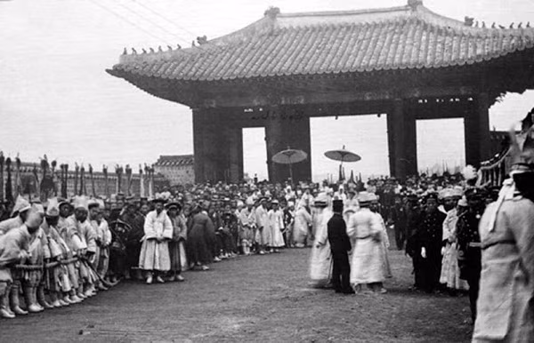Hàng trăm người dân ở Seoul tham dự một sự kiện lớn tổ chức vào cuối thế kỷ 19.