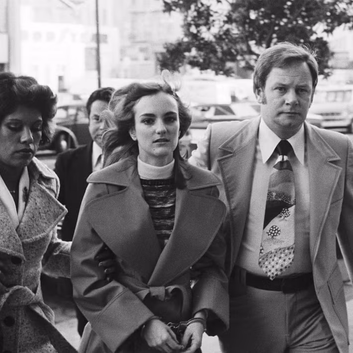 Kỳ lạ hơn là sau một thời gian bị bắt cóc, dư luận bàng hoàng khi Patty tự nguyện gia nhập băng nhóm đã bắt cóc cô.