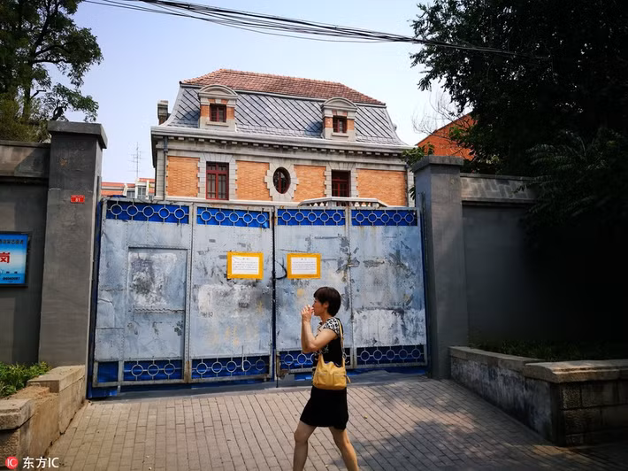 Được xây vào đầu thế kỷ 20, căn nhà số 81 Triều Nội mang phong cách kiến trúc Baroque của Pháp. Ngôi nhà kỳ bí này là tâm điểm của nhiều câu chuyện ma quái rùng rợn khiến công chúng vừa tò mò vừa sợ hãi.