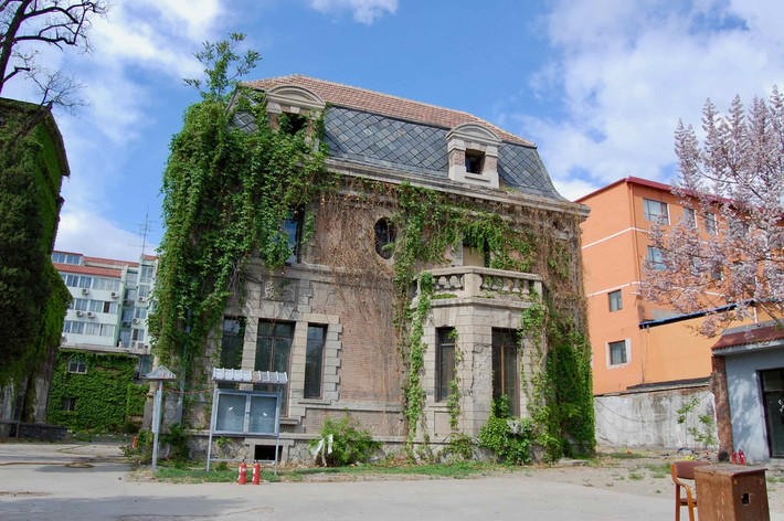 Ban đầu, căn nhà số 81 Triều Nội được sử dụng làm nơi sinh sống của một nhà truyền giáo. Đến năm 1990, ngôi nhà bị bỏ hoang, không có người ở.