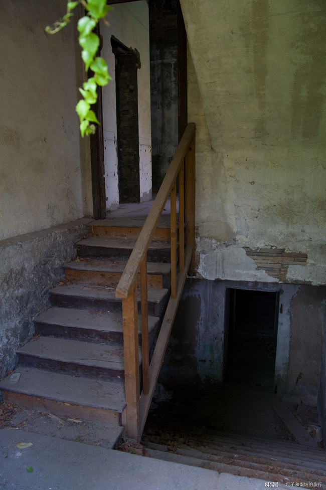 Kể từ đó, căn nhà xuất hiện rất nhiều sự việc kỳ lạ. Mỗi khi trời mưa gió hoặc vào đêm trăng tròn, người dân sống ở khu vực xung quanh hoặc đi ngang qua ngôi nhà thường nghe thấy tiếng khóc hoặc âm thanh thủy tinh bị đập vỡ phát ra từ bên trong.