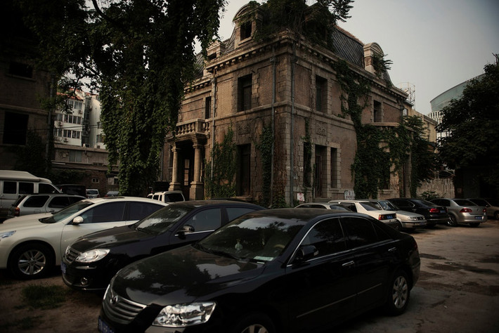 Kể từ đây, dân gian lưu truyền những câu chuyện ma quái, kỳ bí về ngôi nhà số 81 Triều Nội.